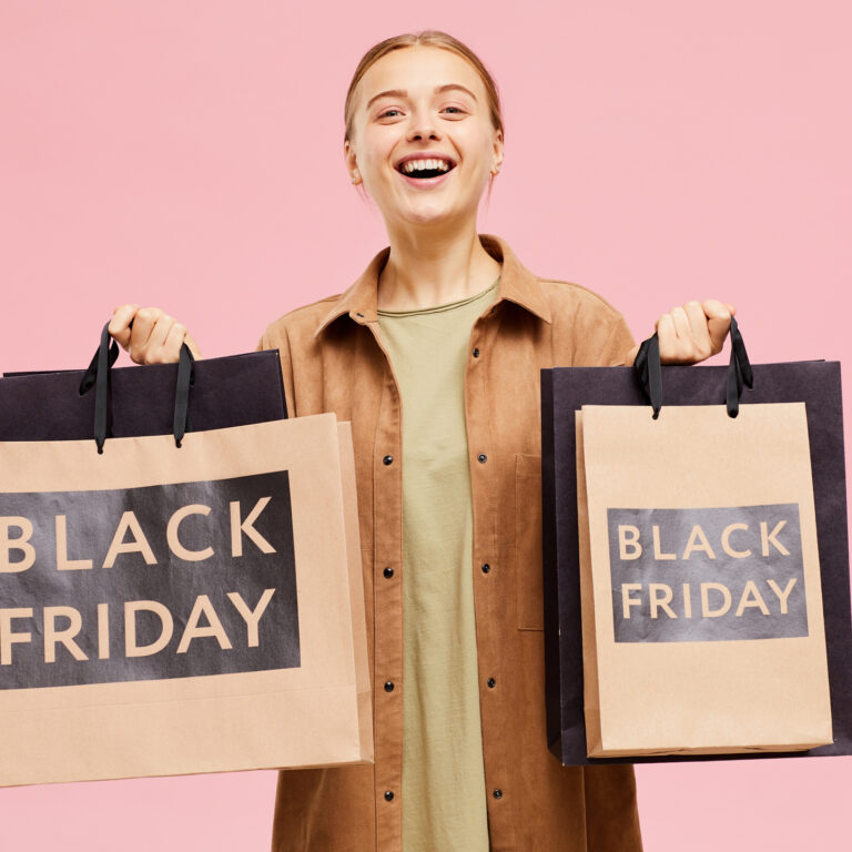 Pessoa com sacos alusivos à Black Friday