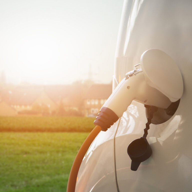 Carro elétrico a ser carregado