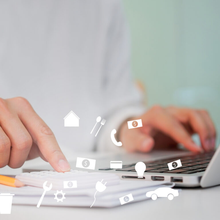 Pessoa a validar faturas no portal