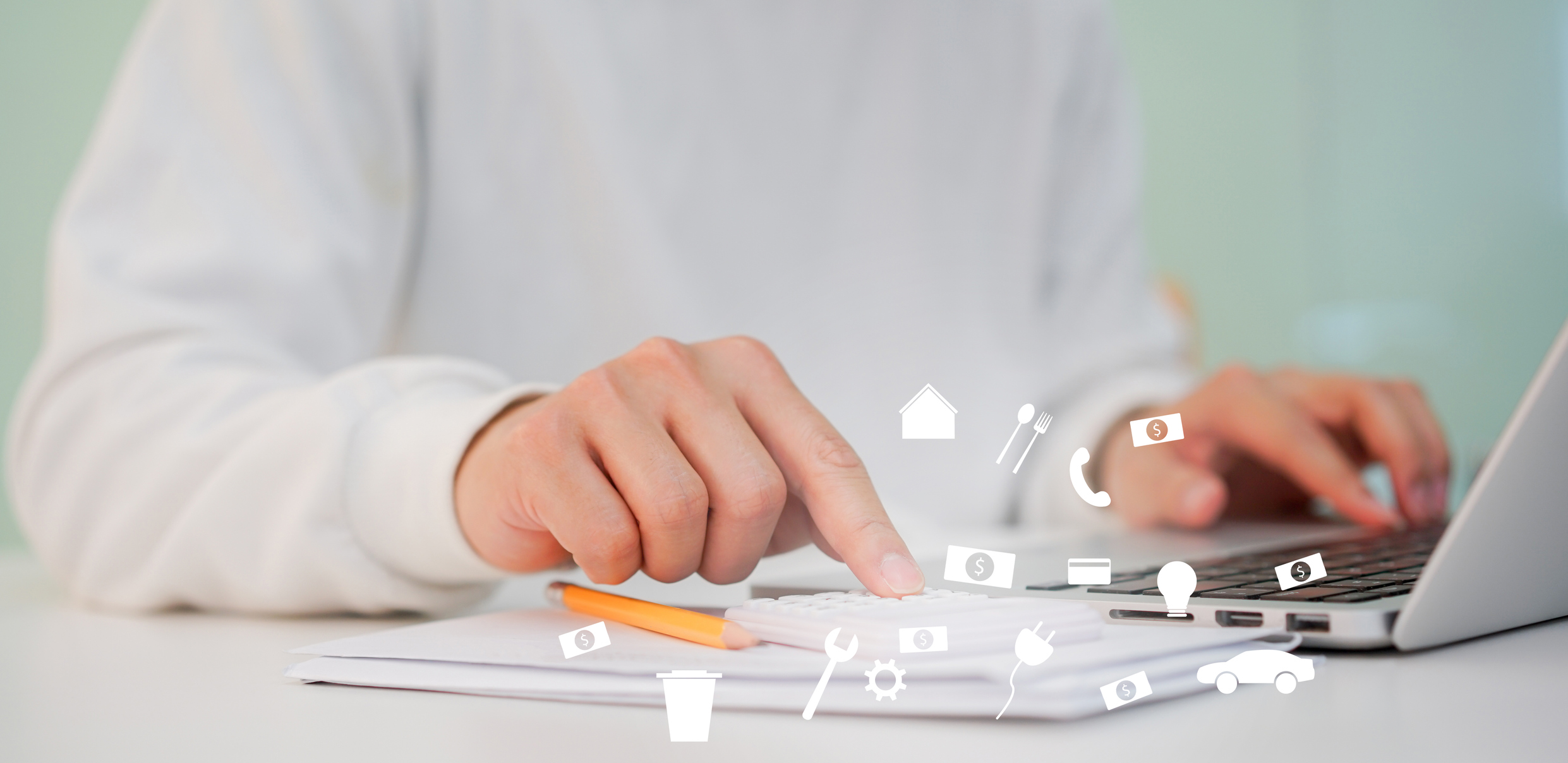 Pessoa a validar faturas no portal