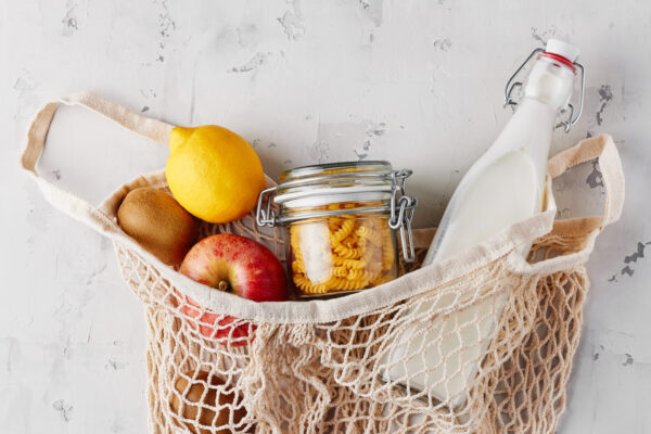 Fim dos sacos de plástico gratuitos e do plástico descartável