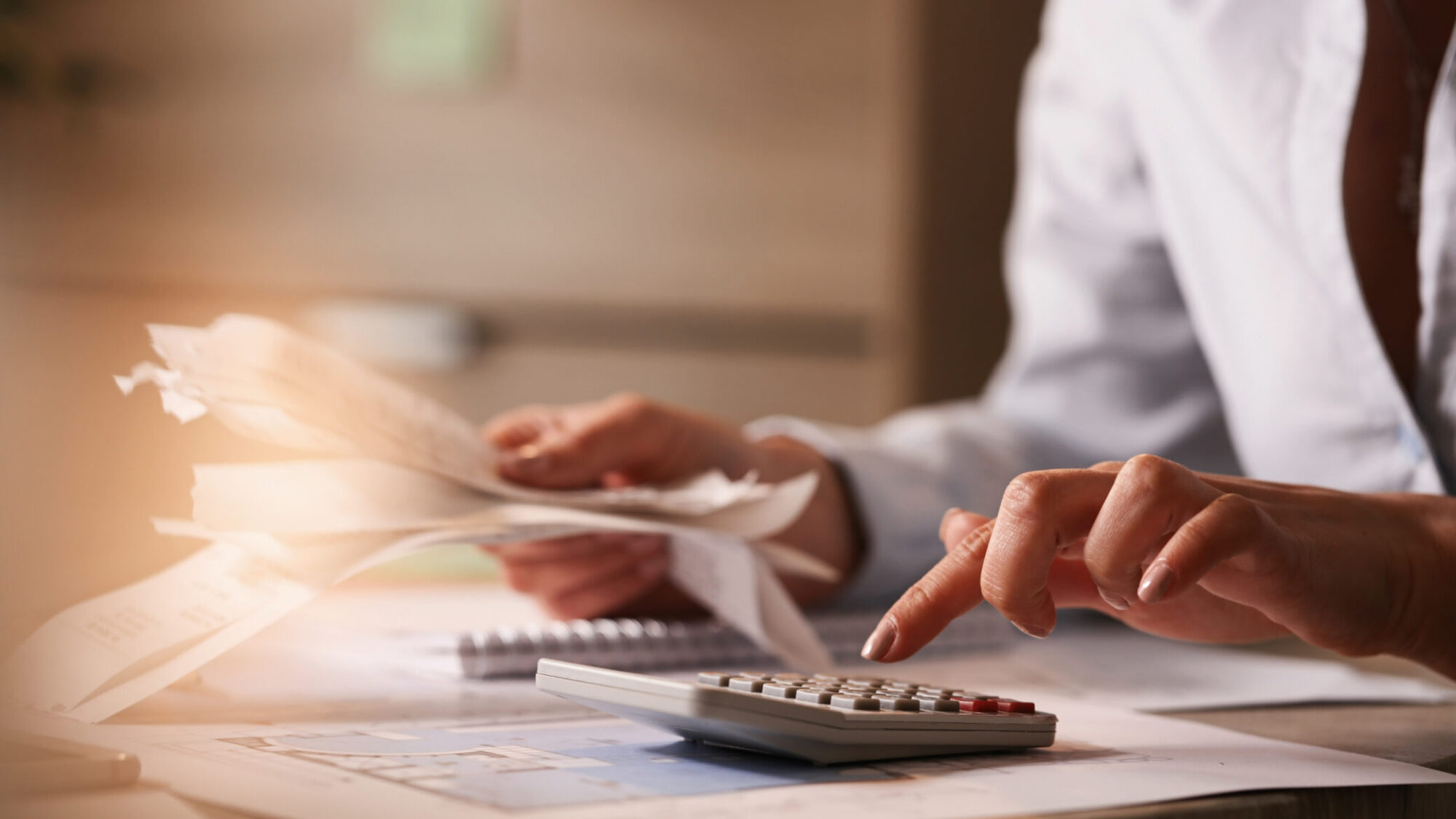 Mulher a fazer o cálculo do IRC numa calculadora